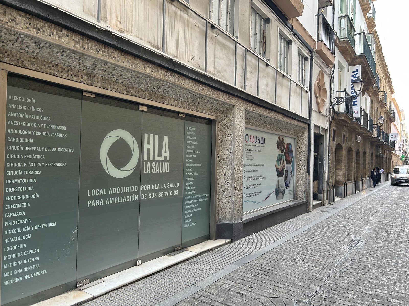Local que antiguamente ocupaba la empresa Ofisal y que ahora forma parte del hospital HLA La Salud de Cádiz.