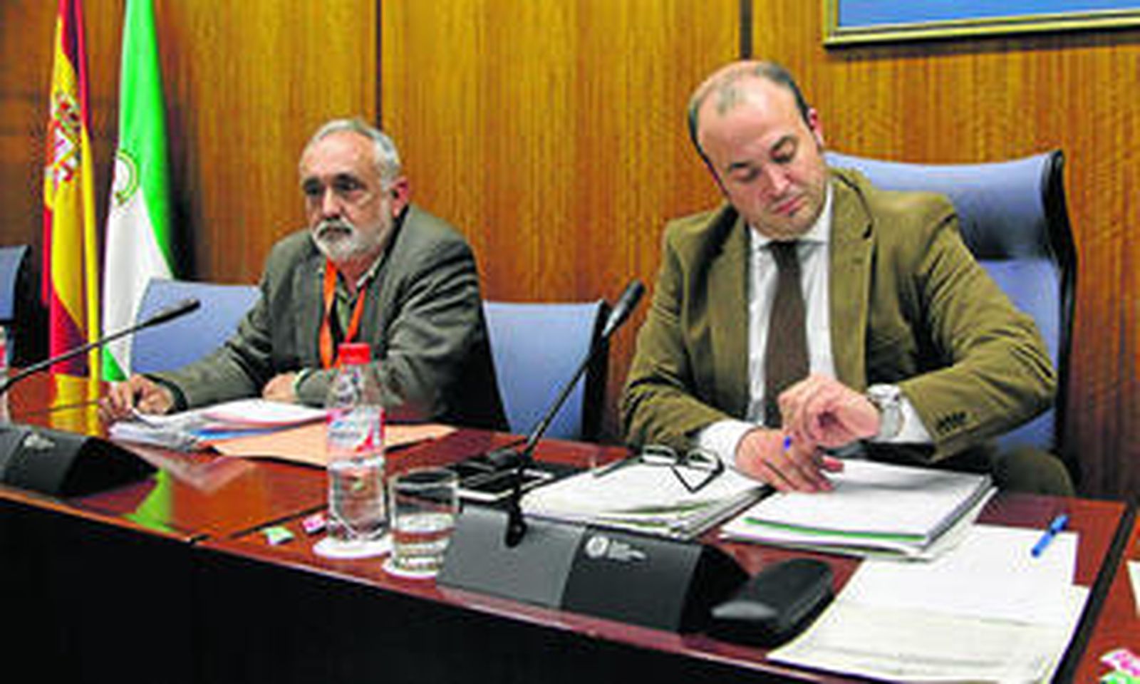 El presidente de la comisión mira la hora al inicio de la comparecencia del ex director general de la Faffe, Fernando Villén.