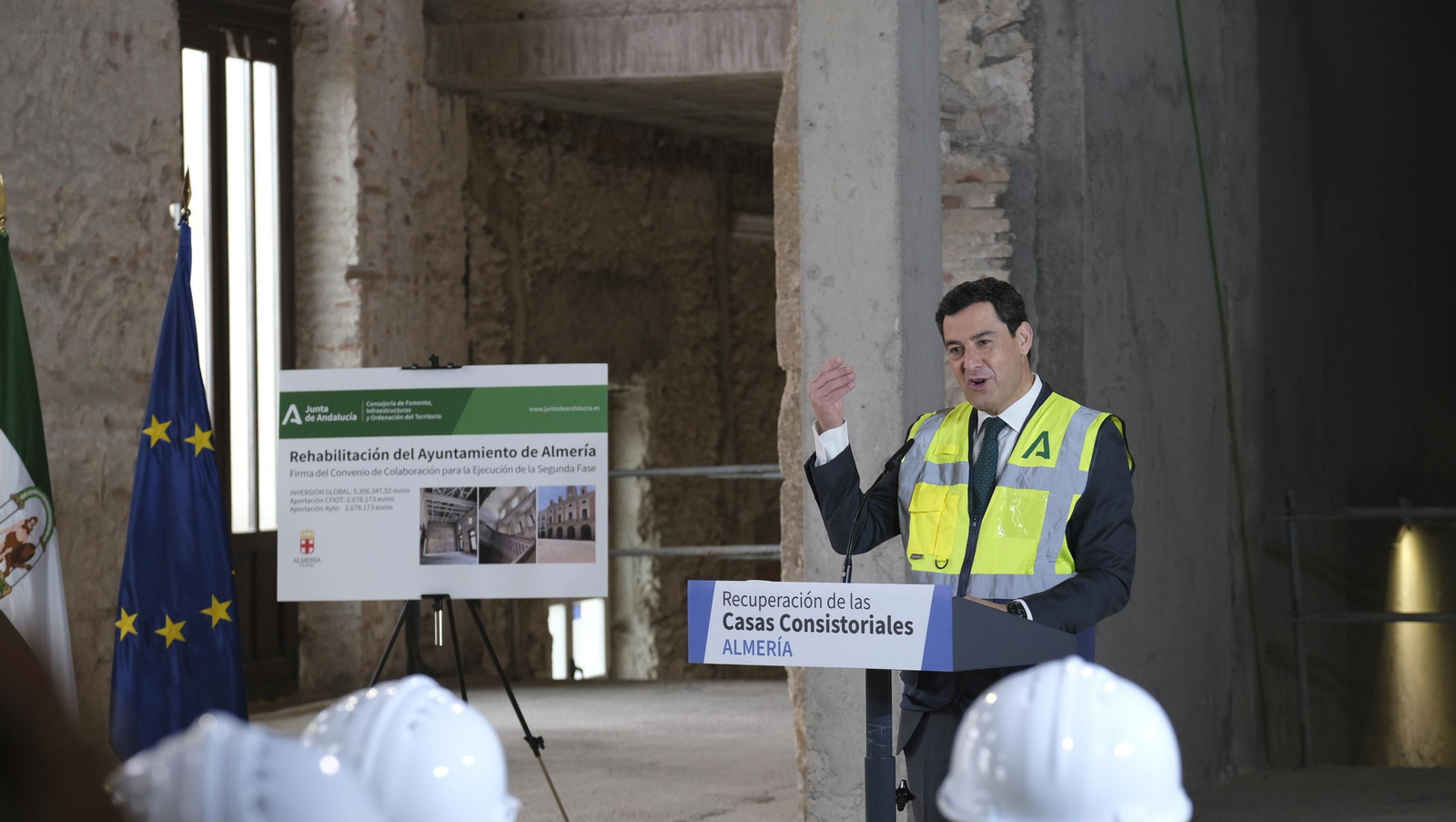 Fotogalería de la visita de Juanma Moreno a las obras del Ayuntamiento de Almería.