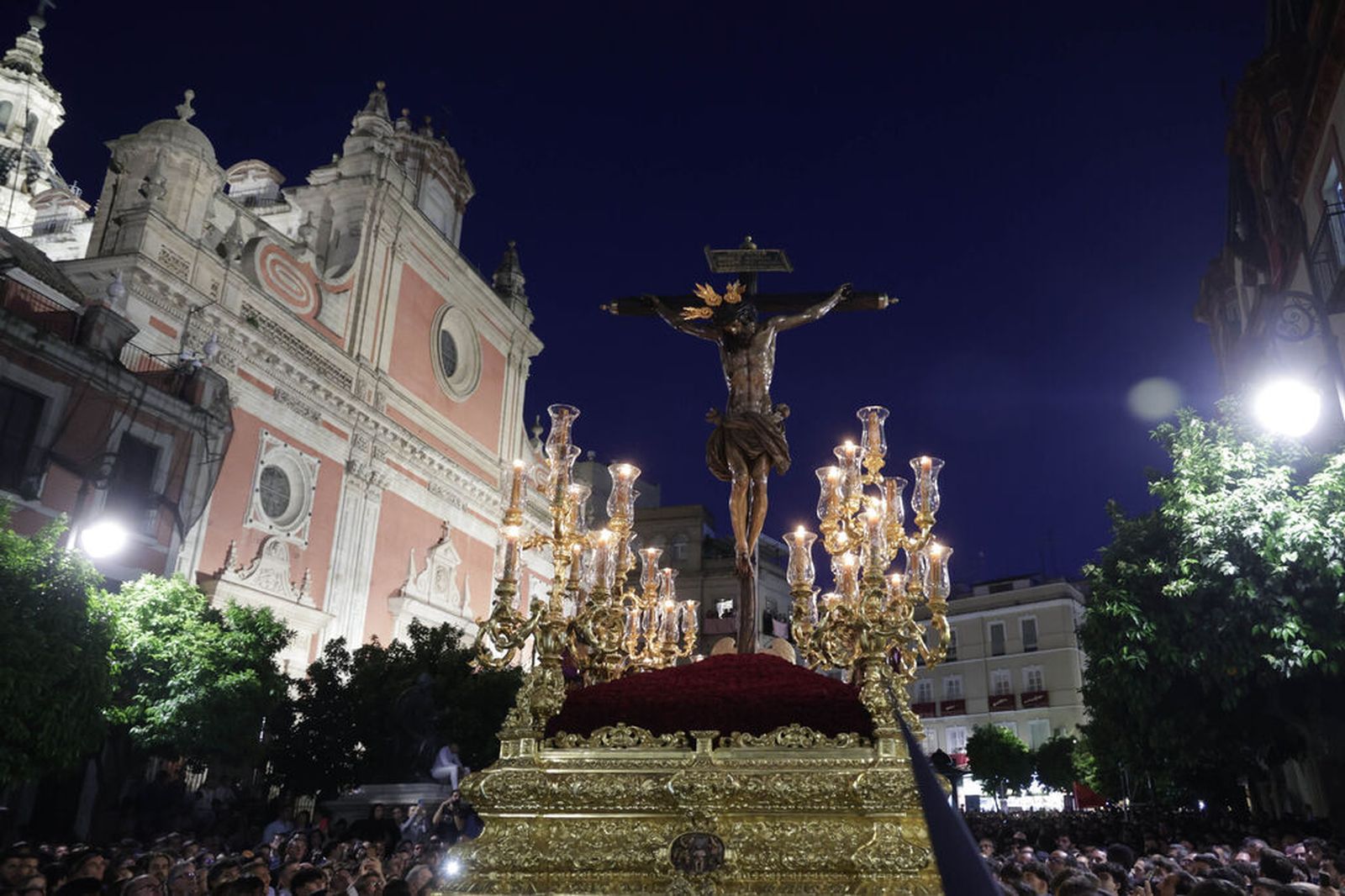 El Cristo del Amor avanza por la plaza del Salvador