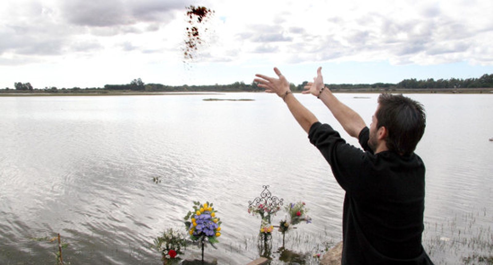 El Papa prohíbe esparcir las cenizas de los difuntos o tenerlas en casa