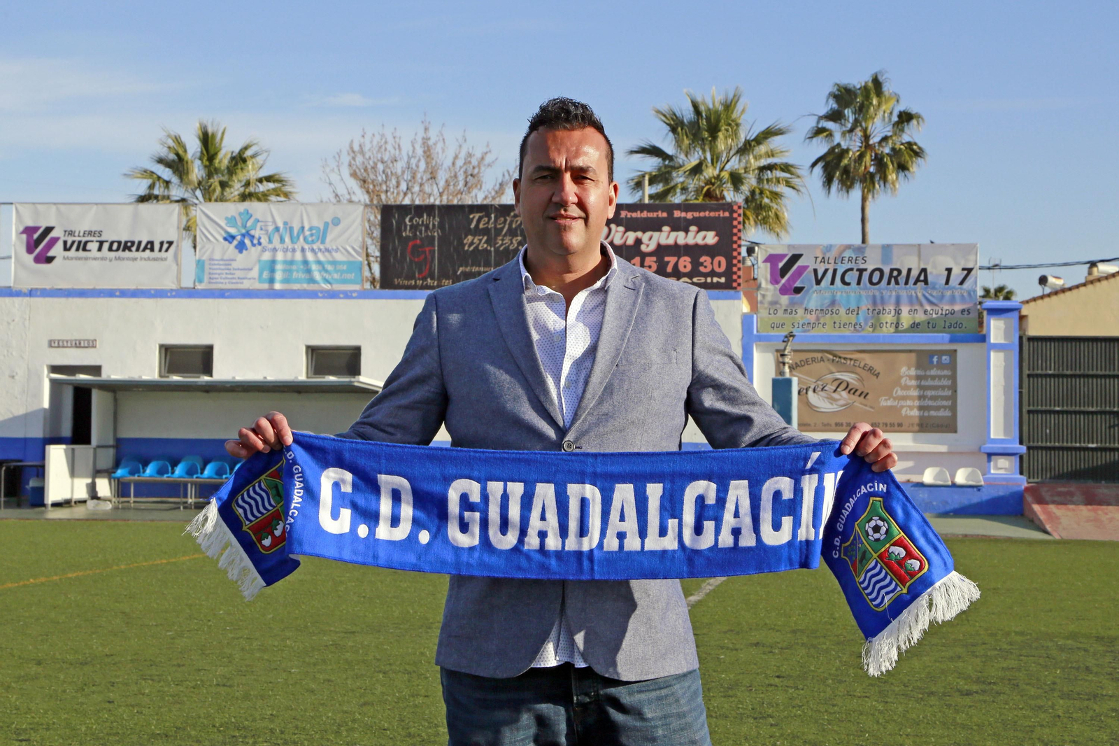 Salvador Lirio, en el césped del Fernández Marchán, quiere llevar al Guadalcacín a Tercera.