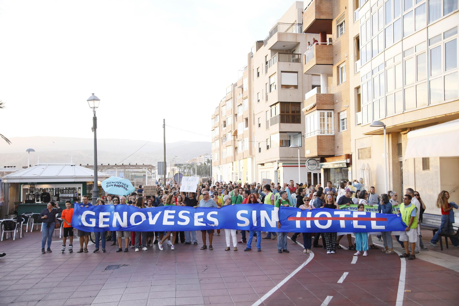 La manifestación "Genoveses sin hotel", en imágenes