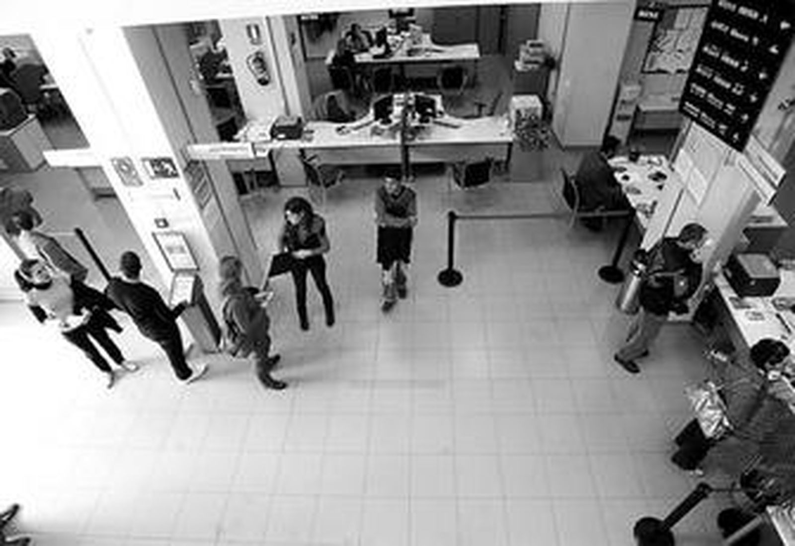 Personas sin trabajo en la cola de una oficina de empleo.