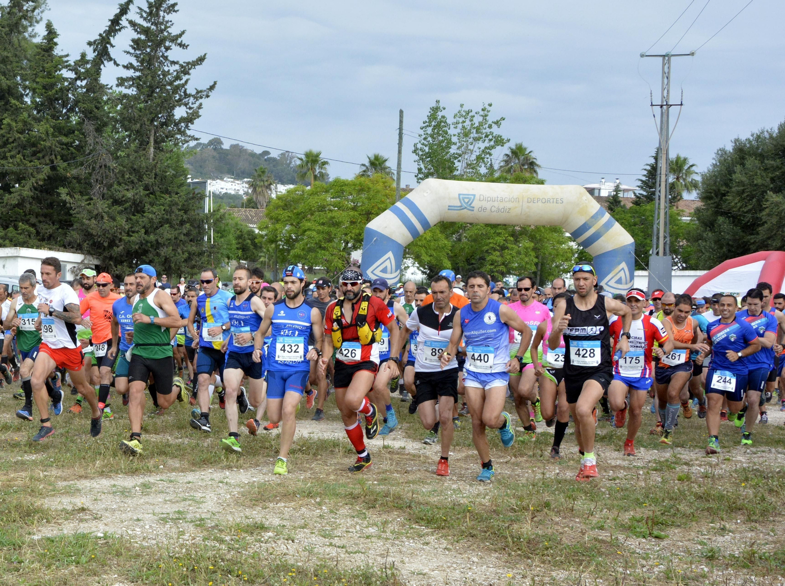 Los participantes comienzan el trail, ayer en Jimena.
