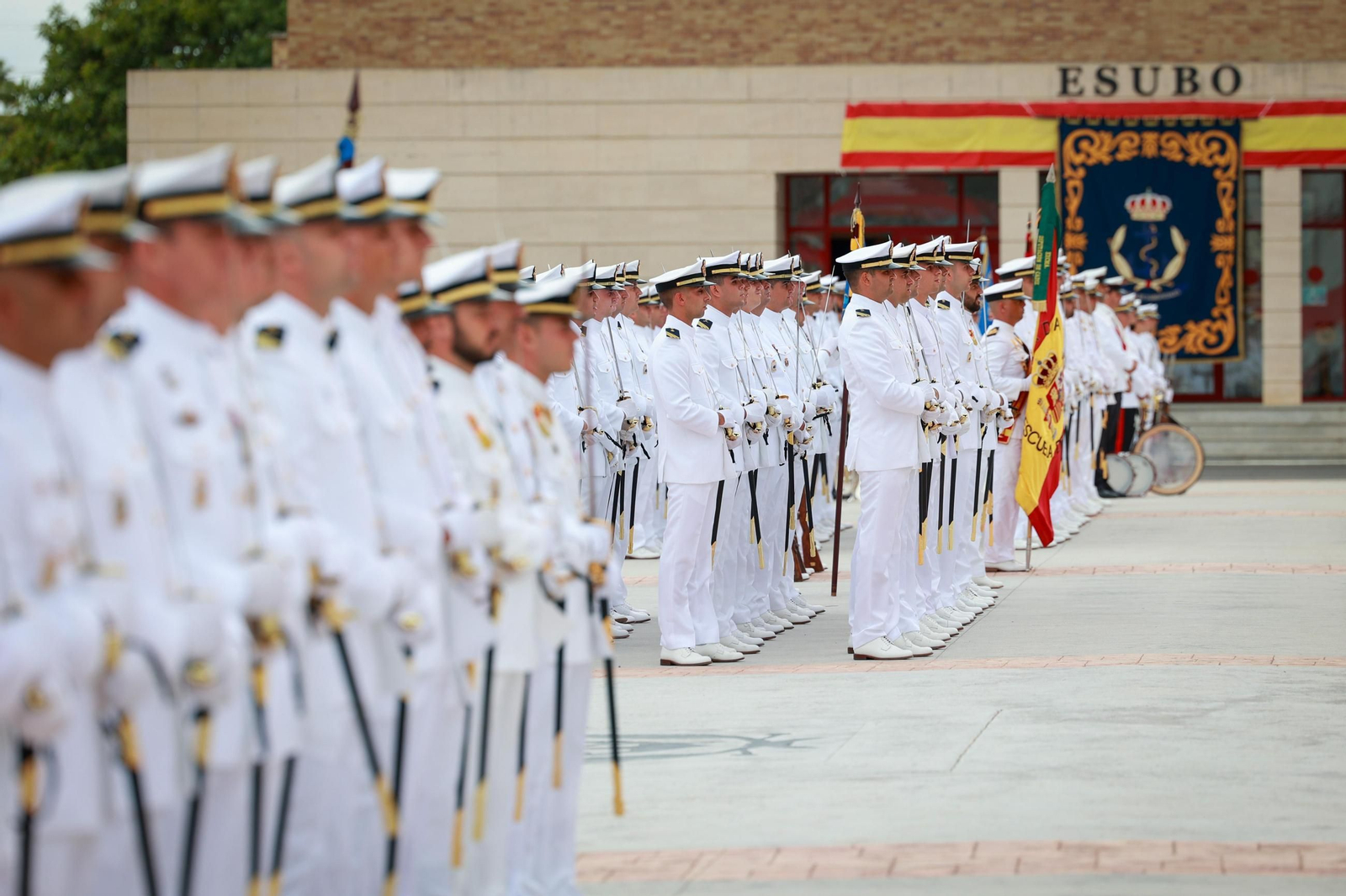 Las imágenes de la entrega de despachos a los nuevos suboficiales de la Armada que ha presidido el Rey en San Fernando