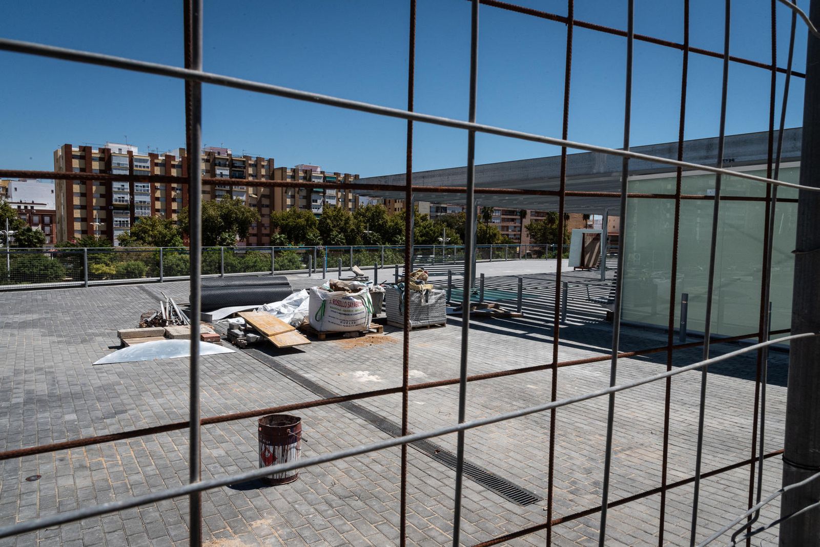Estado actual del acceso superior al centro de salud en construcción por la calle Pedro Alonso Niño.
