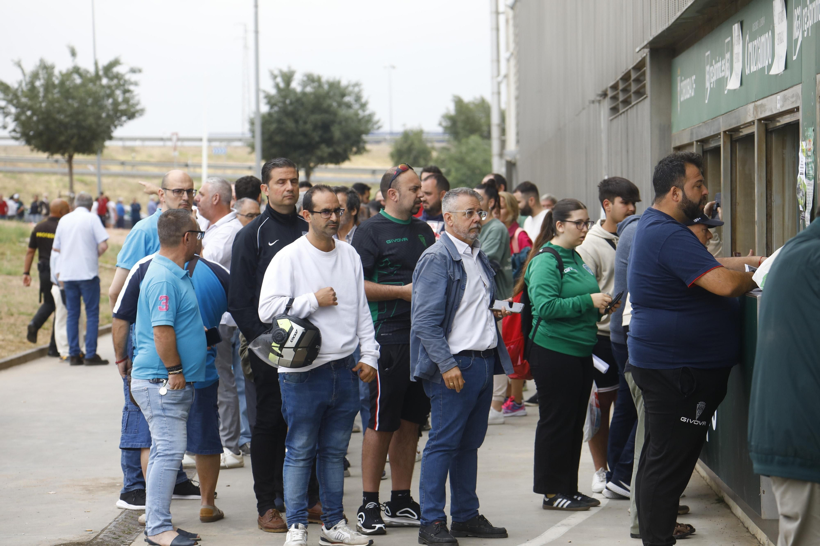 Las mejores fotos de las colas de El Arcángel para conseguir las entradas del Córdoba CF - Barcelona Atlétic Las mejores fotos de las colas de El Arcángel para conseguir las entradas del Córdoba CF - Barcelona Atlétic
