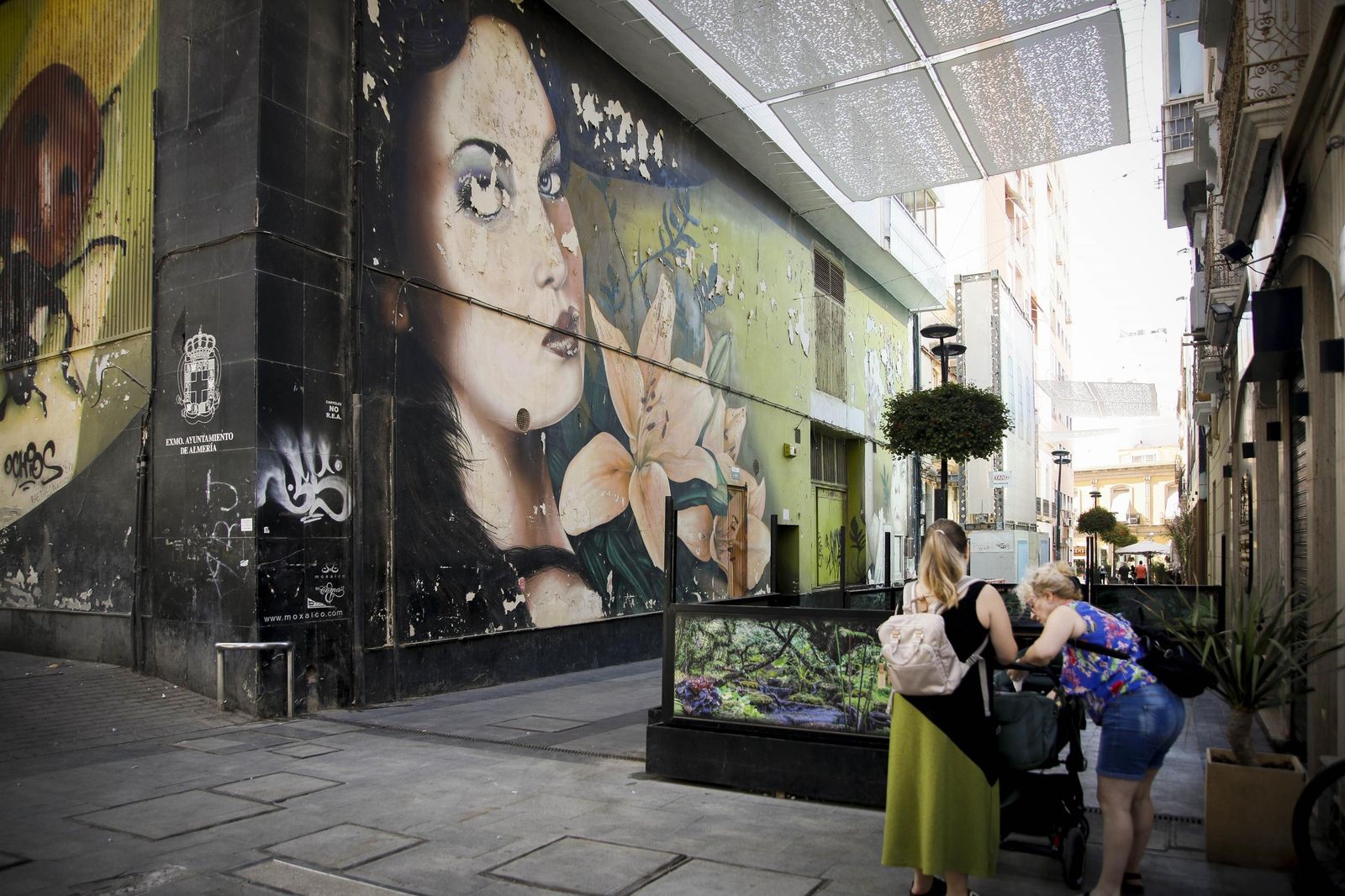 El mural, que ocupa la medianera de Carrefour Express, fue pagado por el Ayuntamiento