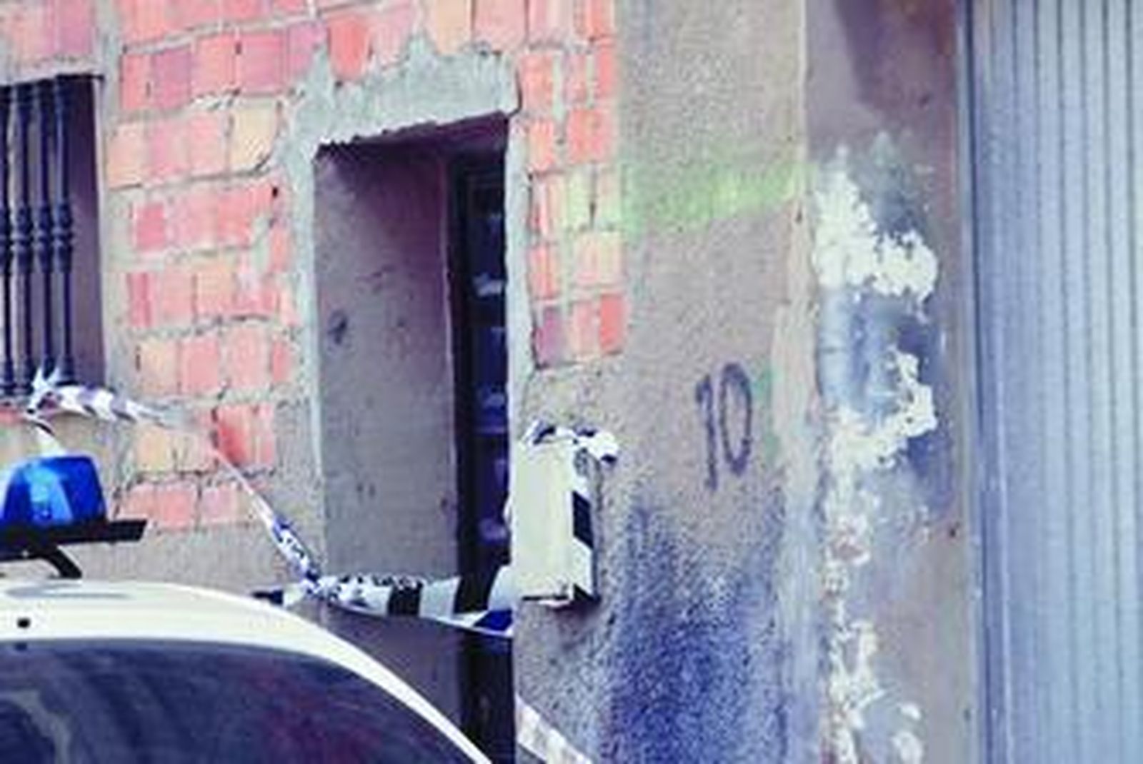 Imagen de la vivienda donde se atrincheró el presunto asesino.