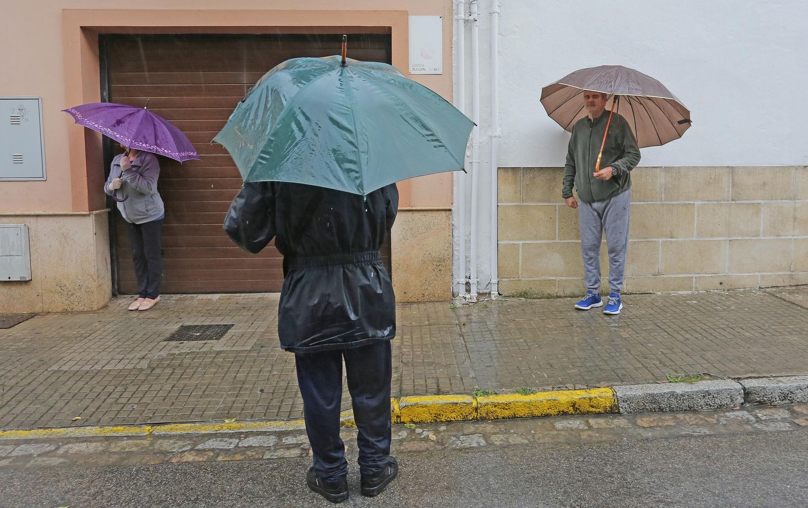 Cola en una panadería bajo la lluvia, días atrás.