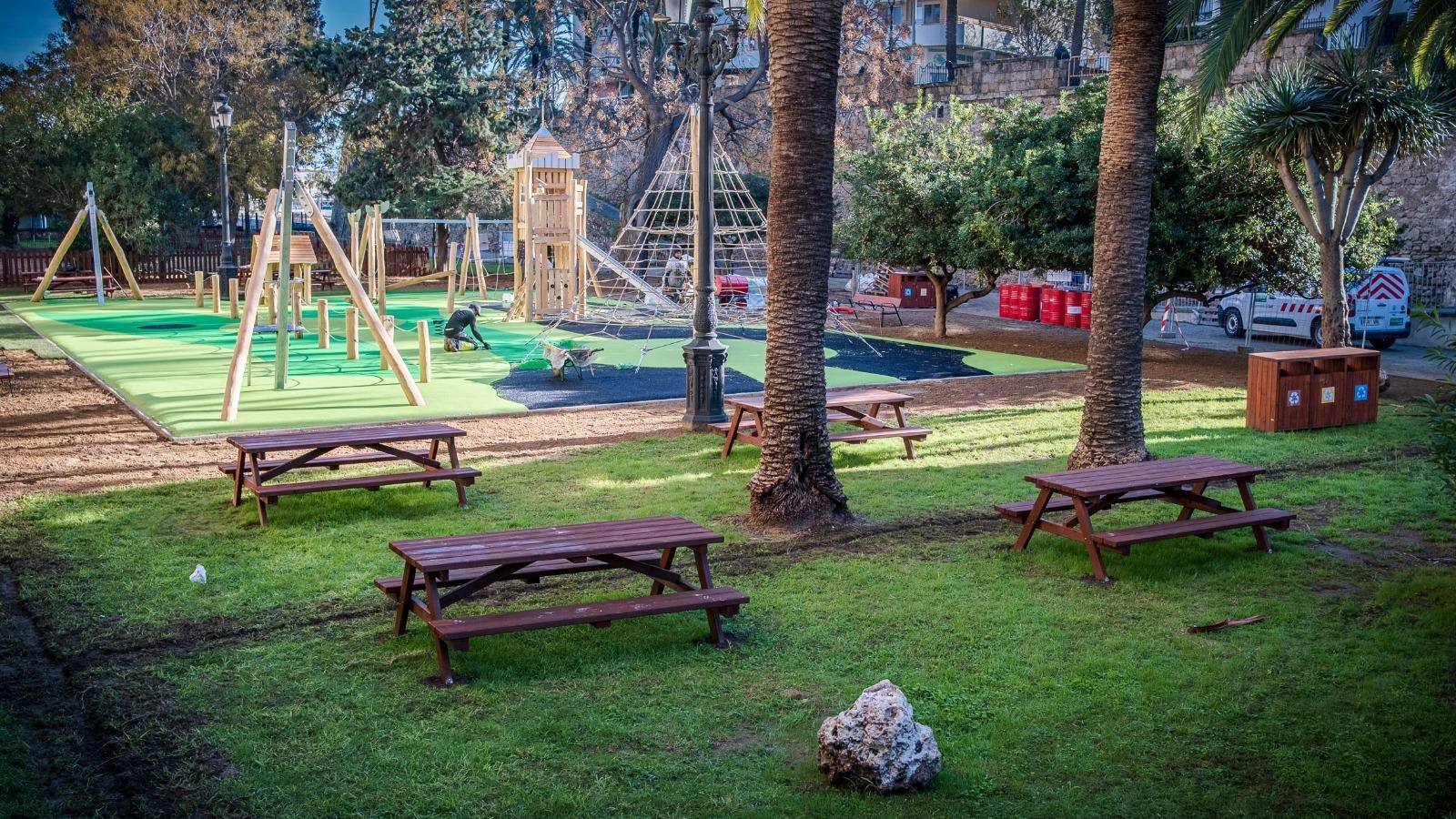 Una vista del área de juegos del nuevo parque infantil en el foso del Pelíkano de Cádiz.