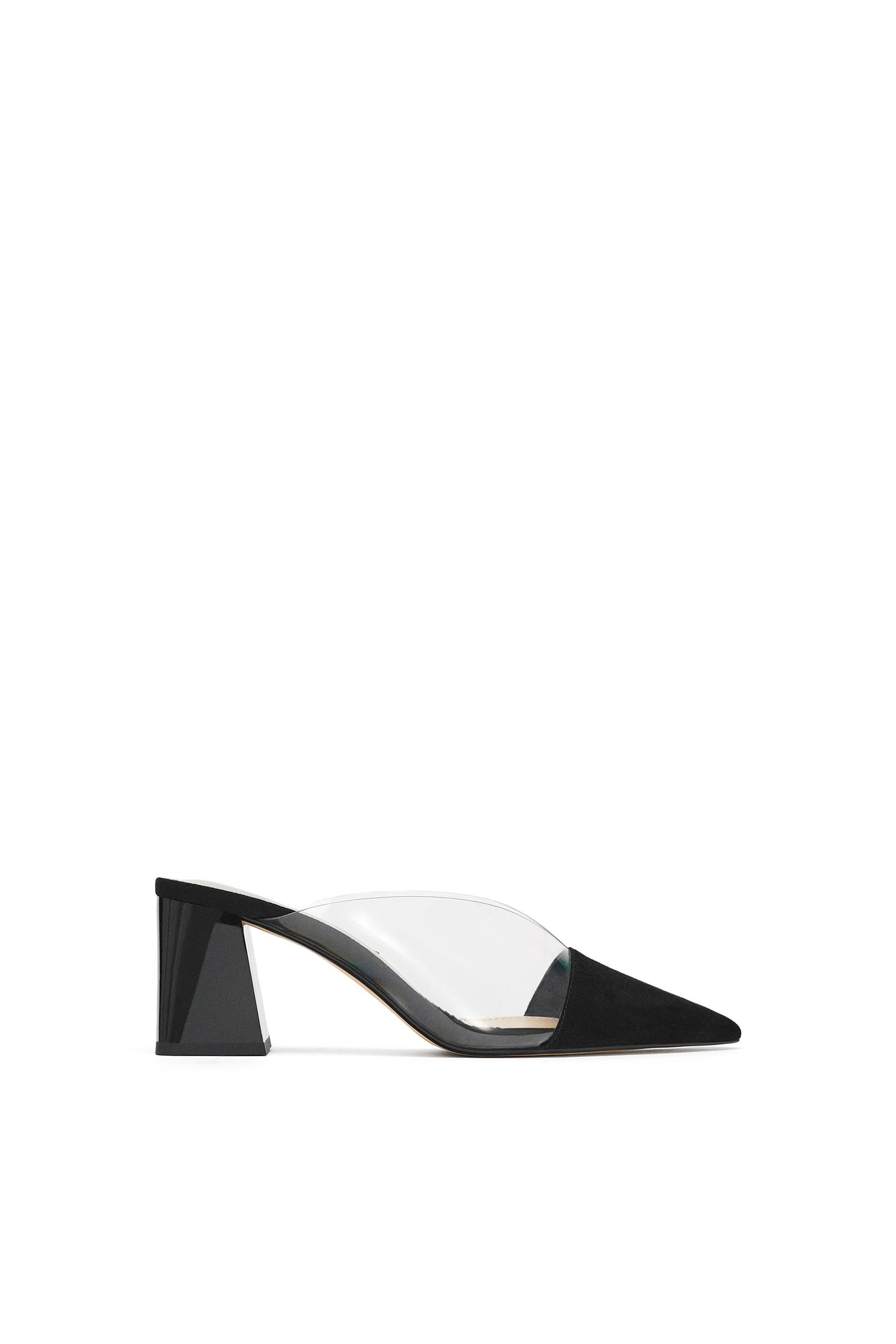 Vuelven los mules: de tacón alto, en vinilo transparente con la punta negra. De Zara. Los mejores zapatos de tendencia esta temporada