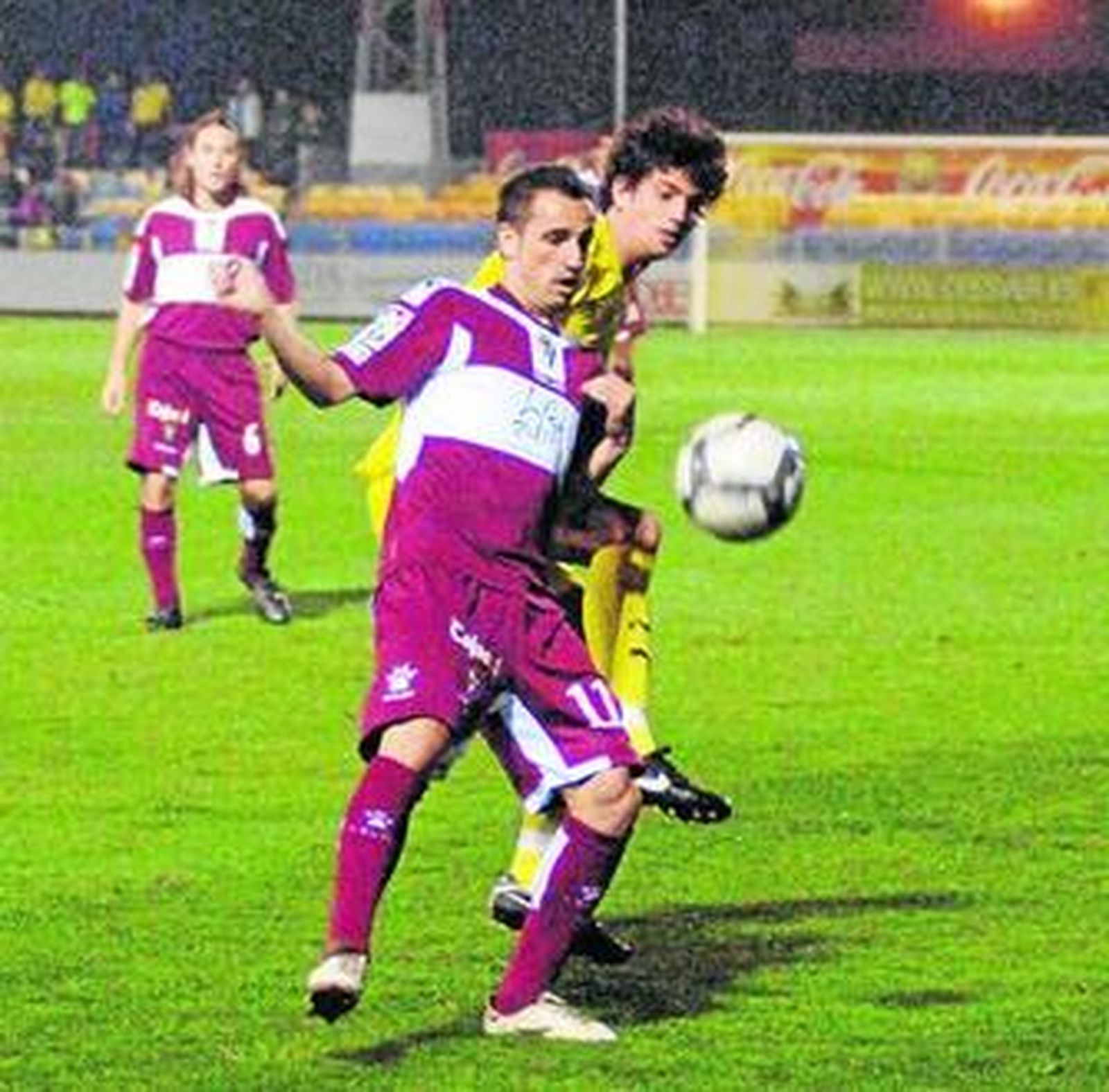 López Silva intenta controlar el balón ante un rival.