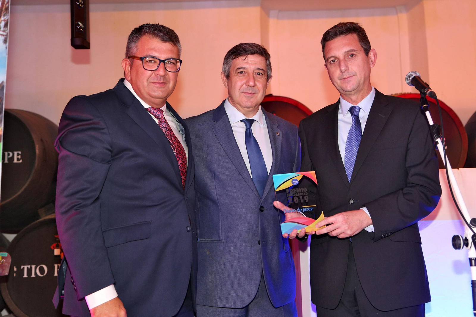 El gerente de Diario de Jerez, Miguel Berraquero, recoge el premio a este Diario.