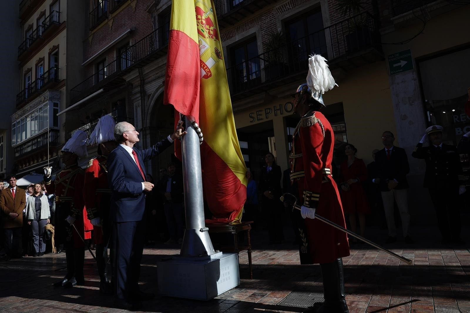 El alcalde de Málaga, Francisco de la Torre, durante el izado de la bandera de España