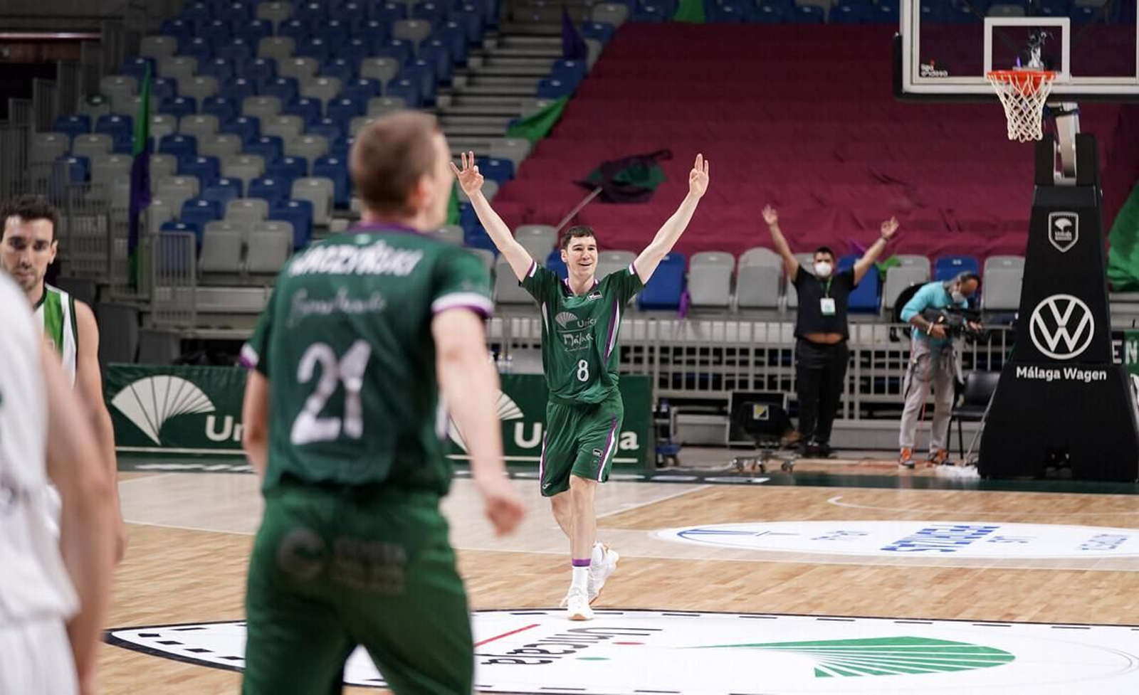 Darío Brizuela celebra un triple.