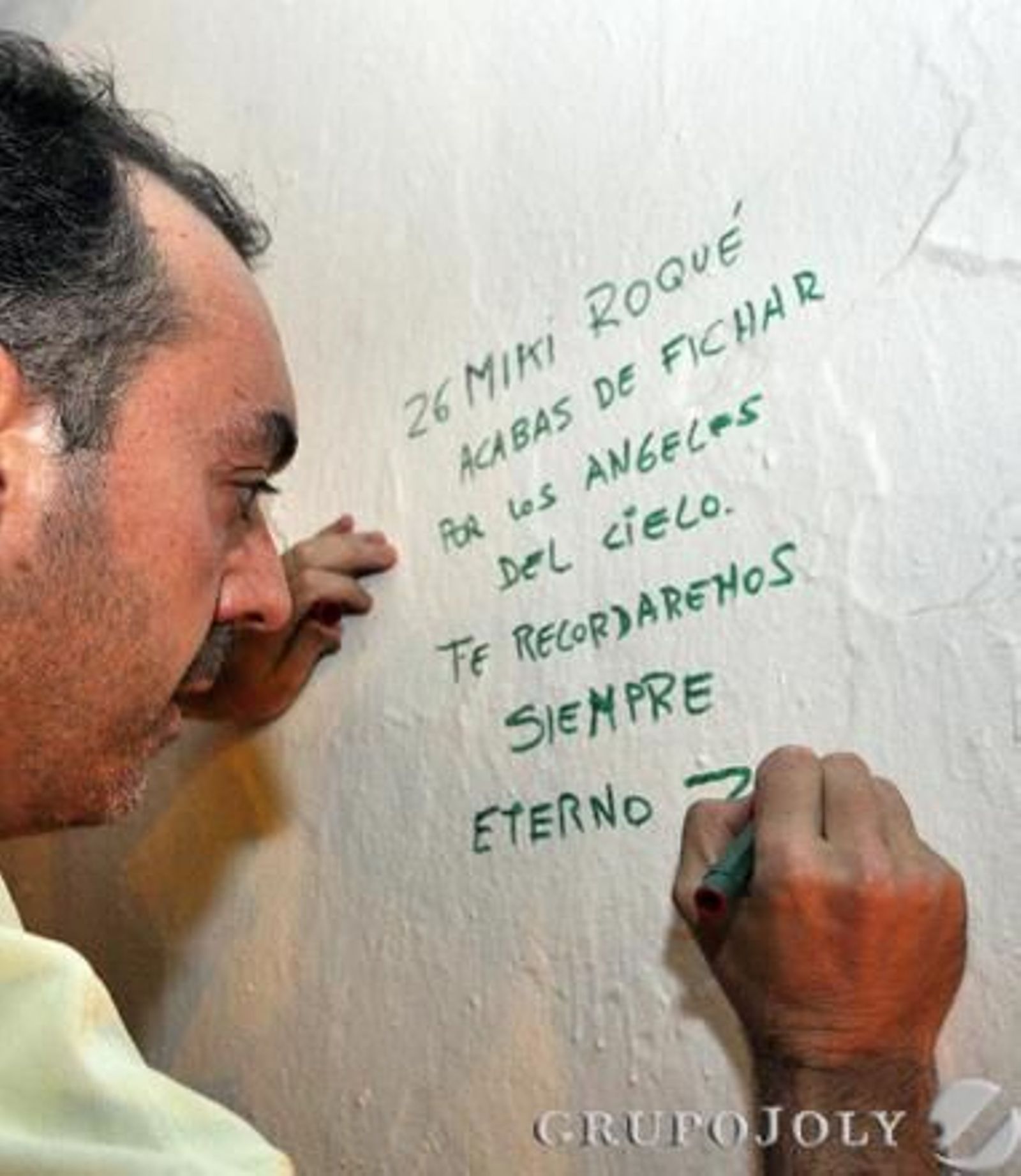 Decenas de béticos se concentraron en los alrededores del Benito Villamarín con fotos del jugador, banderas del Betis y velas el día de su muerte.

Foto: Manuel Gómez