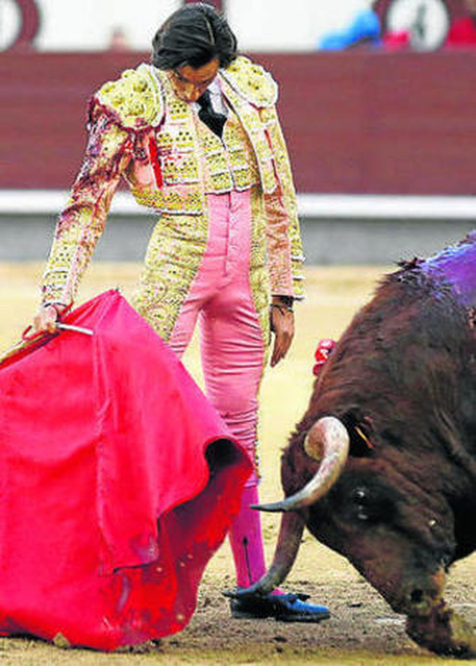 Curro Díaz, con su primer toro.