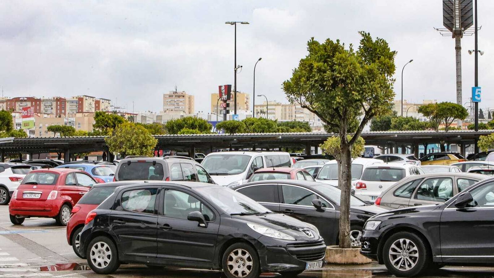 Aspecto que presentaba una de las bolsas de aparcamiento de Bahía Sur a primeras horas de la tarde.