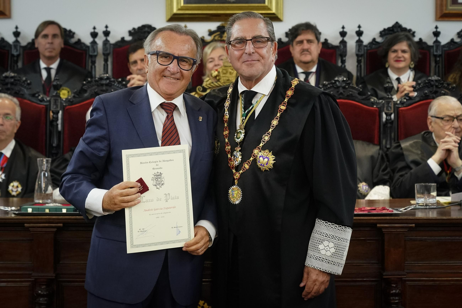 Botones de oro y lazo (15191053).jpg