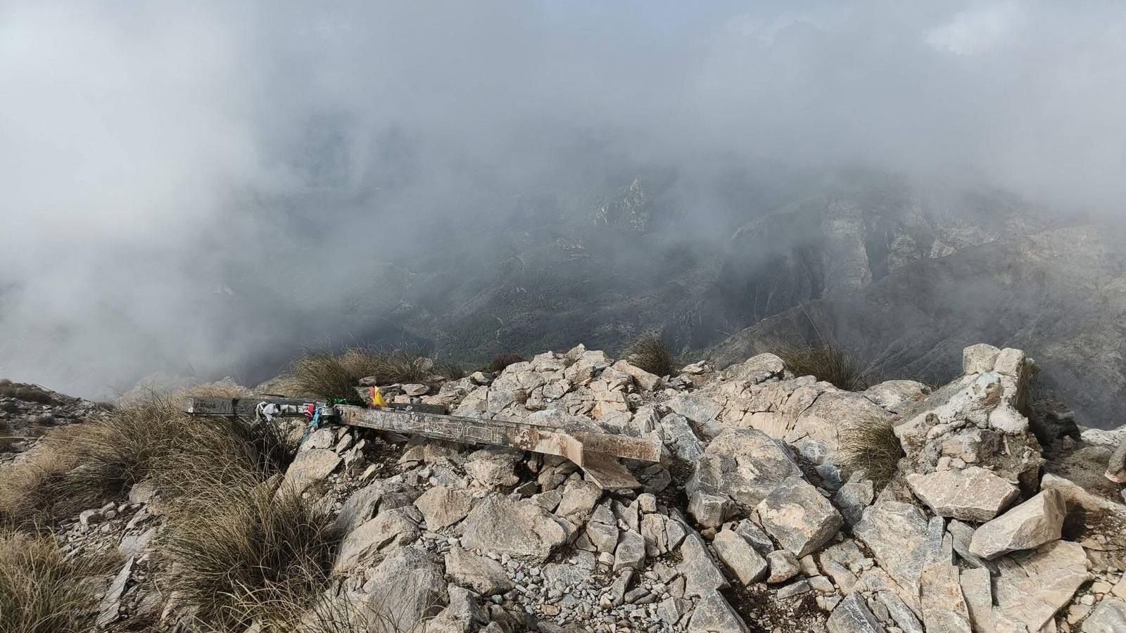 Imagen de la cruz de el Pico del Cielo en el suelo.