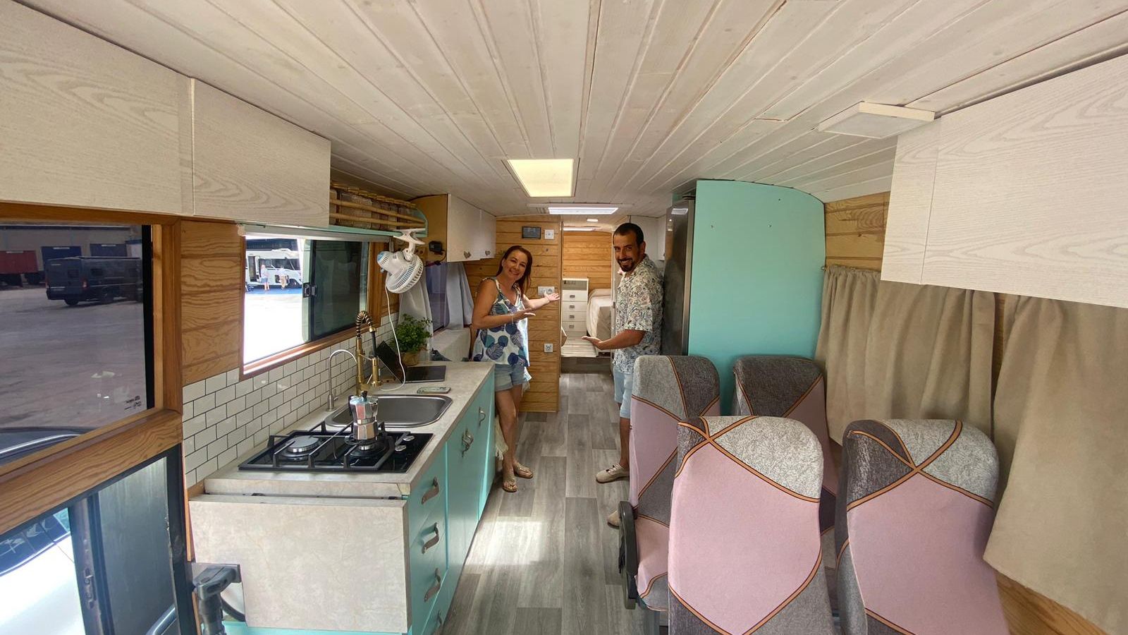 Carlos y Linda mostrando su casa