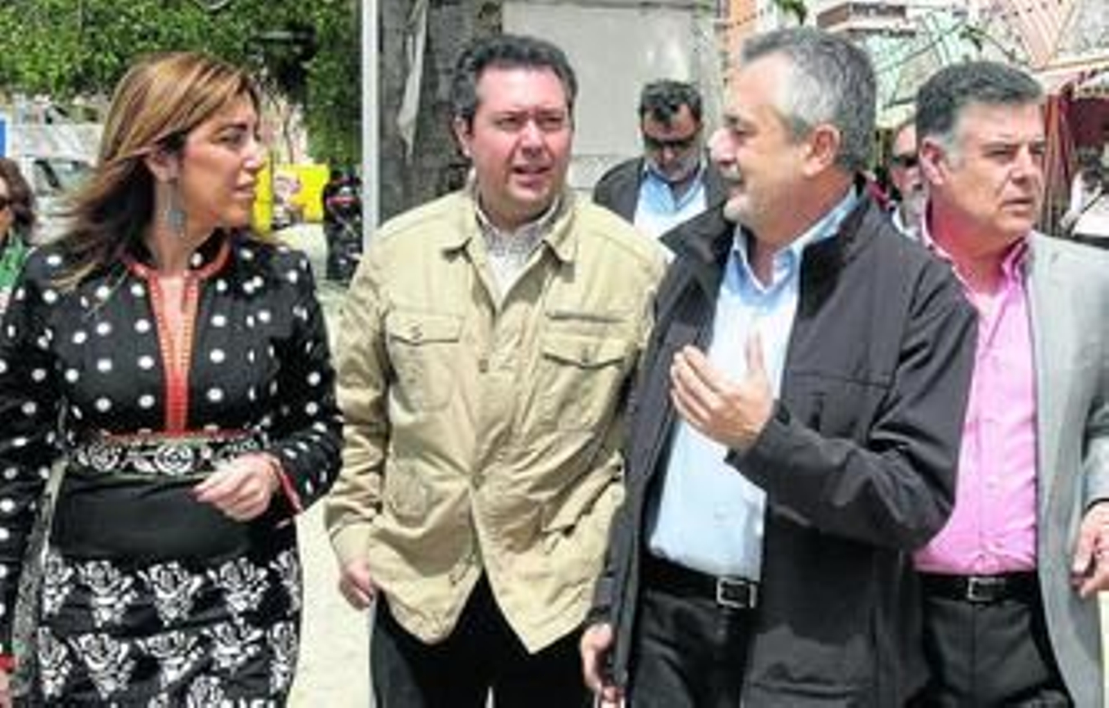 José Antonio Griñán conversa con Susana Díaz junto a Juan Espadas en la pasada Feria de Sevilla.