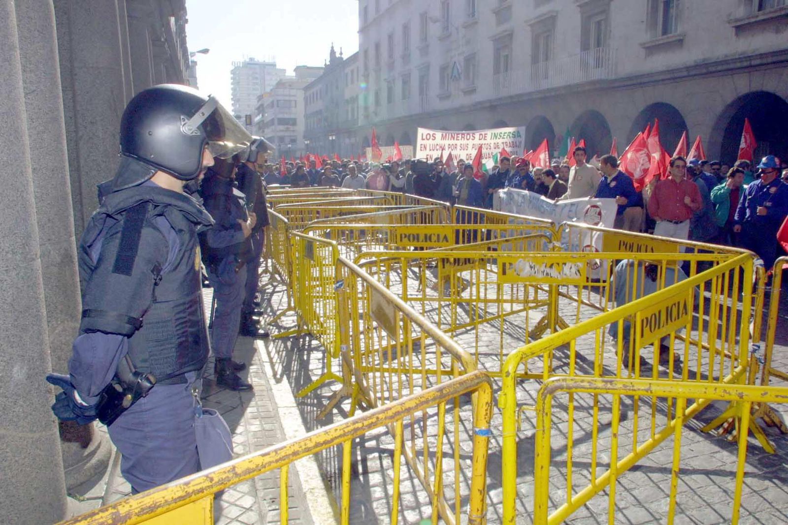 Un grupo de mineros en la Subdelegación del Gobierno en Huelva, en febrero de 2002.