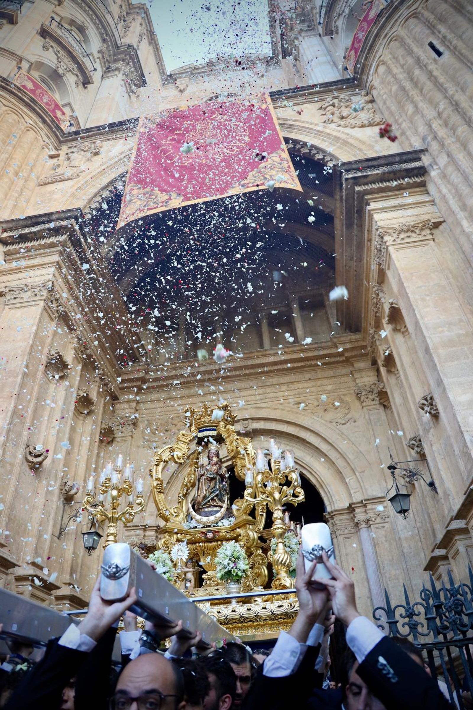 La procesión de la Virgen de la Victoria de Málaga, en imágenes