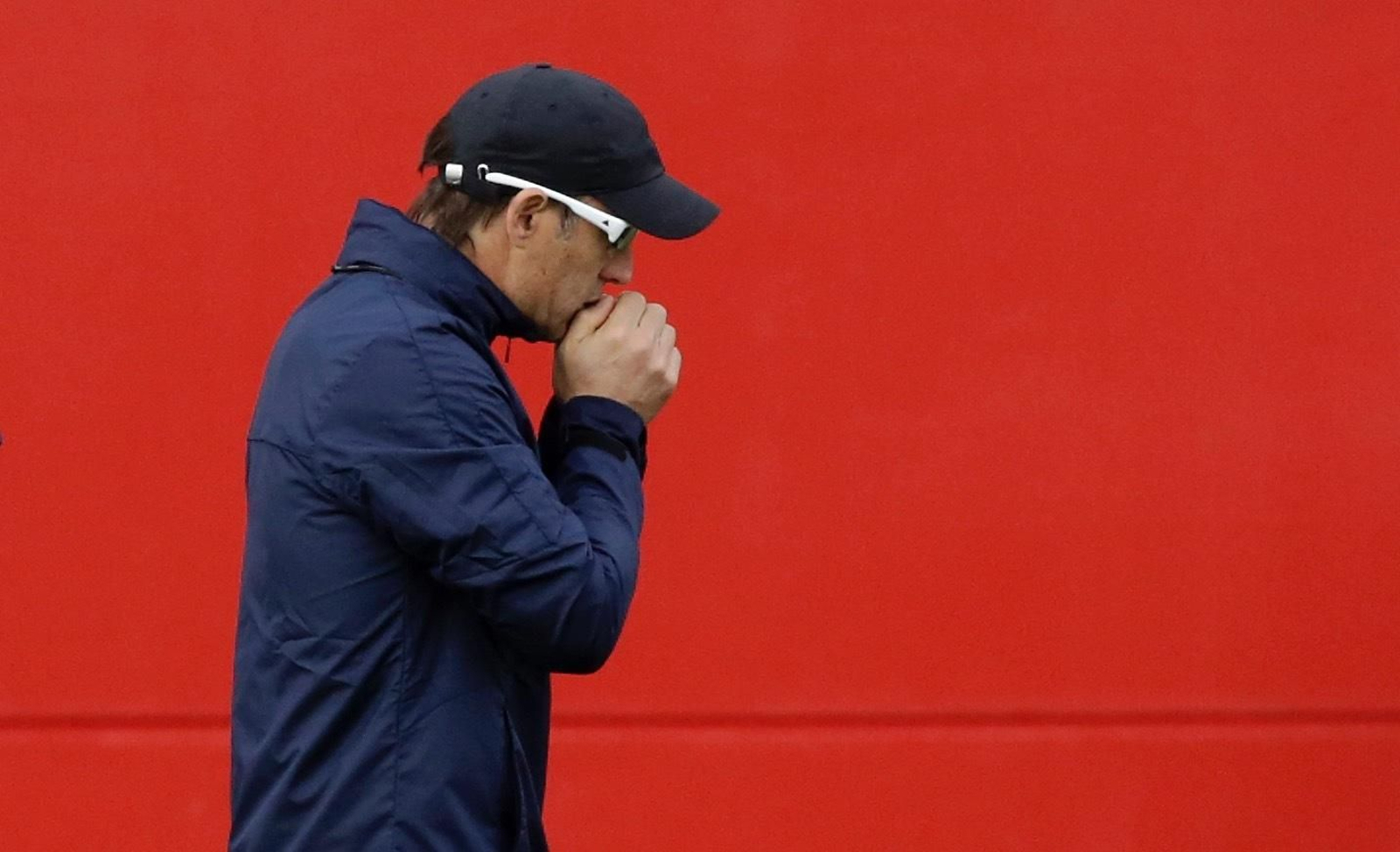 Lopetegui se calienta las manos en el entrenamiento.