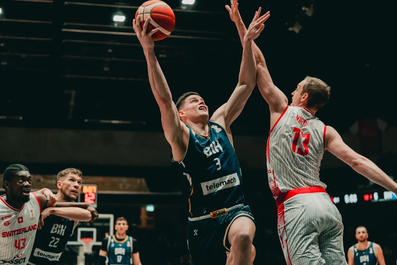 Amar Alibegovic realiza una canasta ante un jugador suizo.
