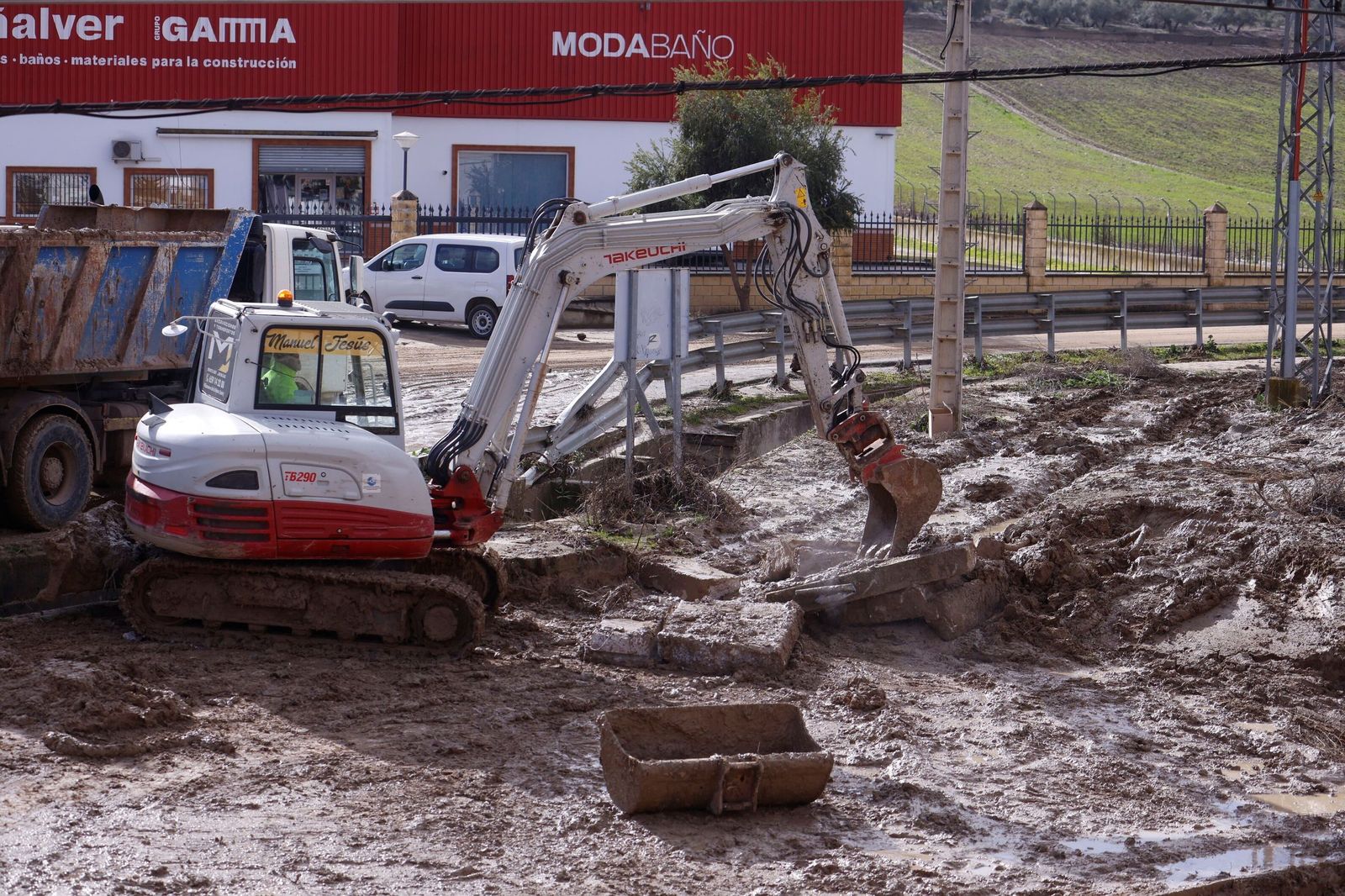 Caída de un muro de contención en Villa del Río