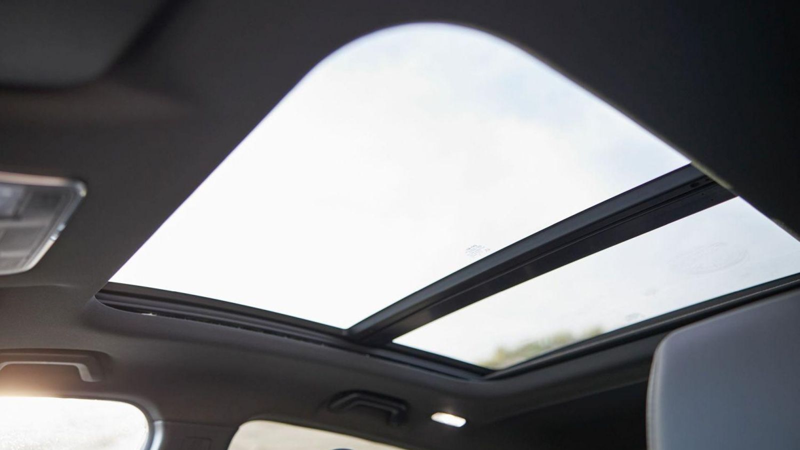 Junto al cuero, en el equipamiento de serie figura este techo panorámico fabricado por Webasto.