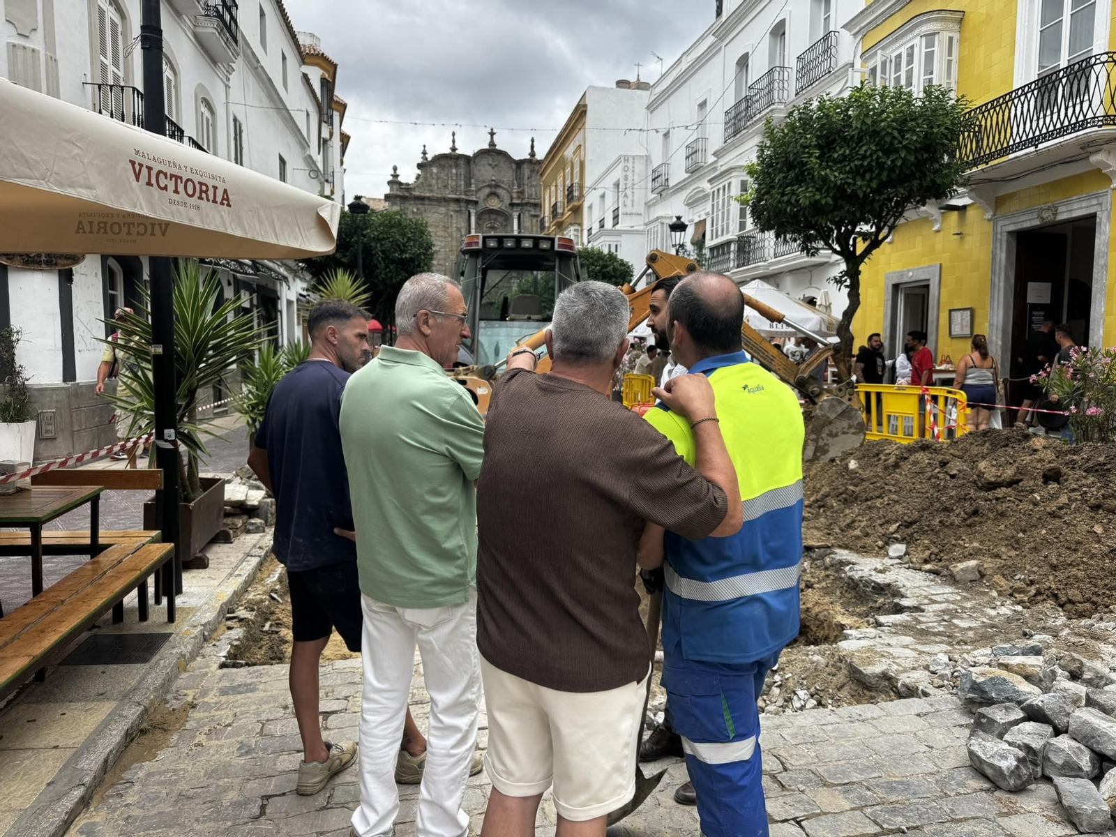 El alcalde, junto a técnicos municipales y de Aqualia, en la Calzada.