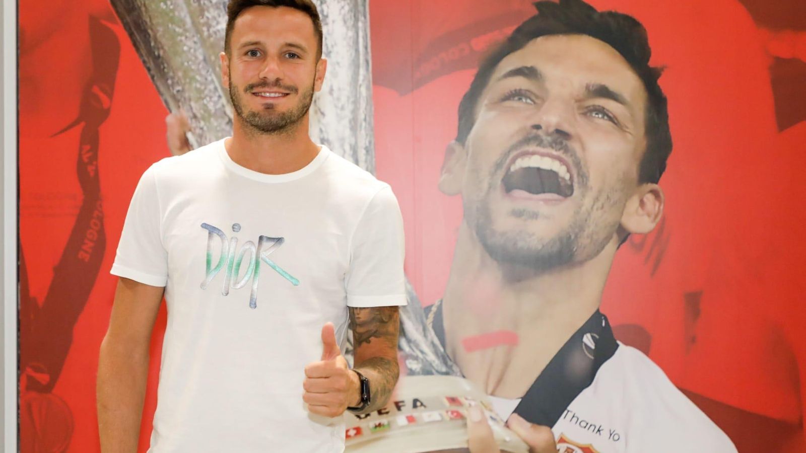 Saúl Ñíguez posa a su llegada a Sevilla