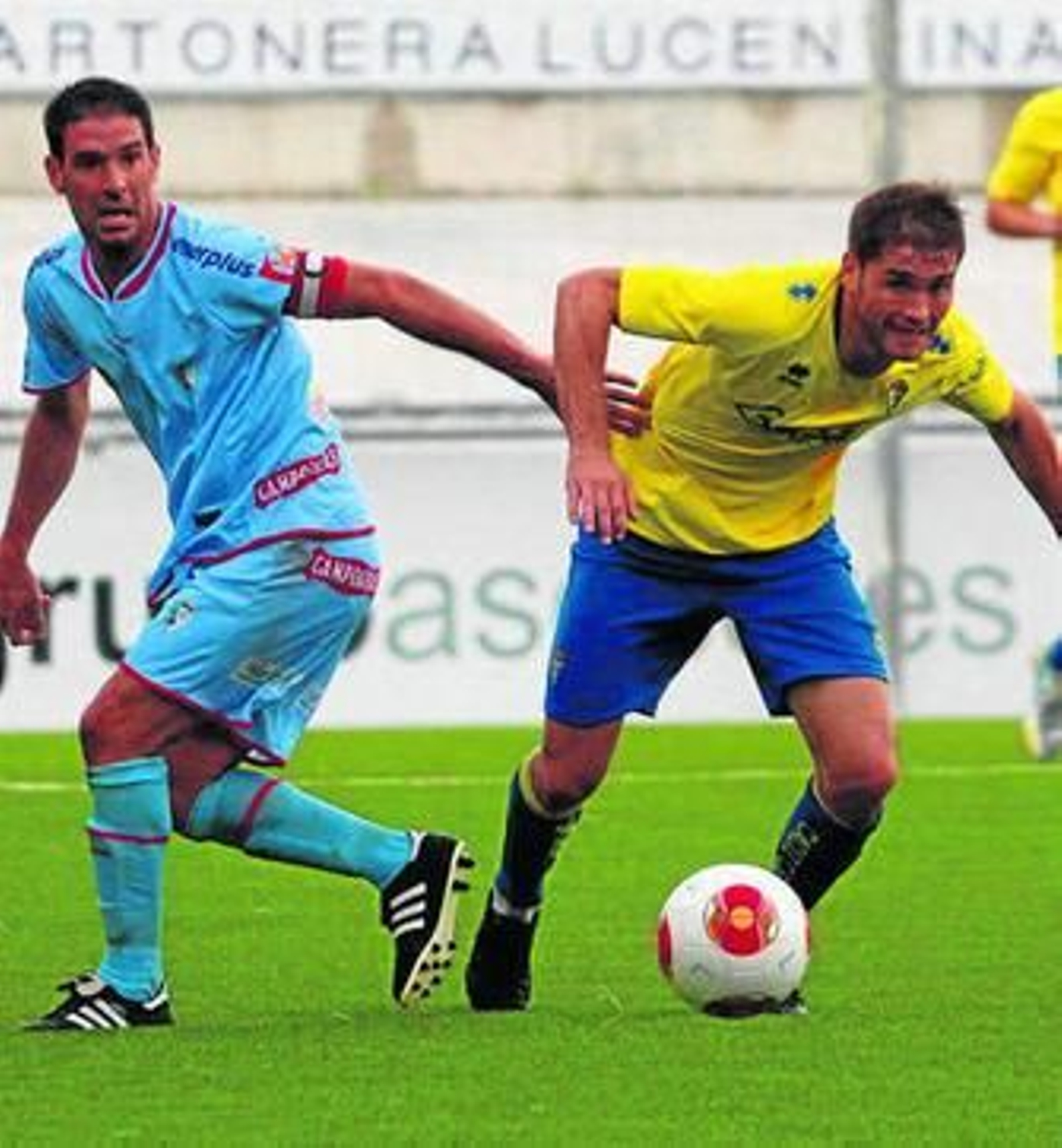 Perico intenta llegar al balón pese a la oposición de Sarmiento.