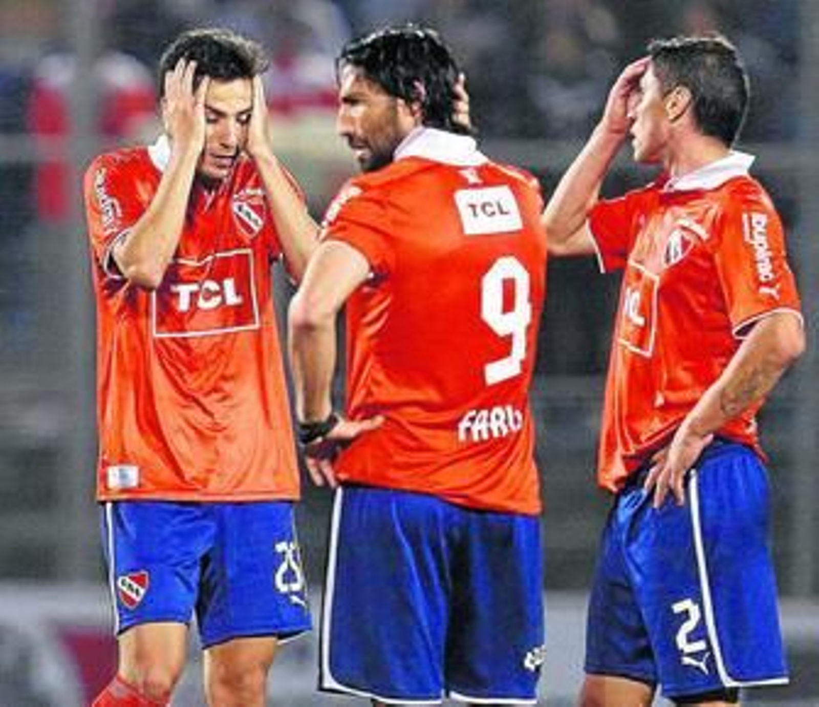 Varios jugadores de Independiente no pueden disimular su decepción.