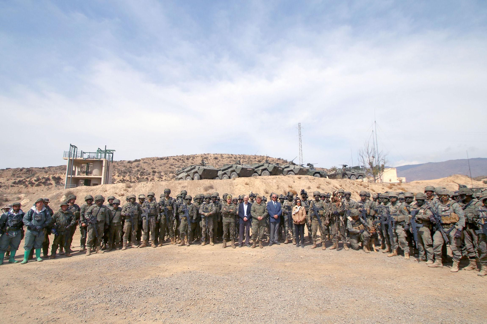 Imágenes de la visita de la ministra de Defensa a la base militar de Viator