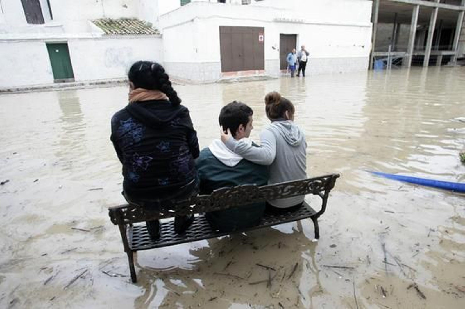 El Río Guadalquivir se desborda a su paso por Lora del Río./ J.C Muñoz