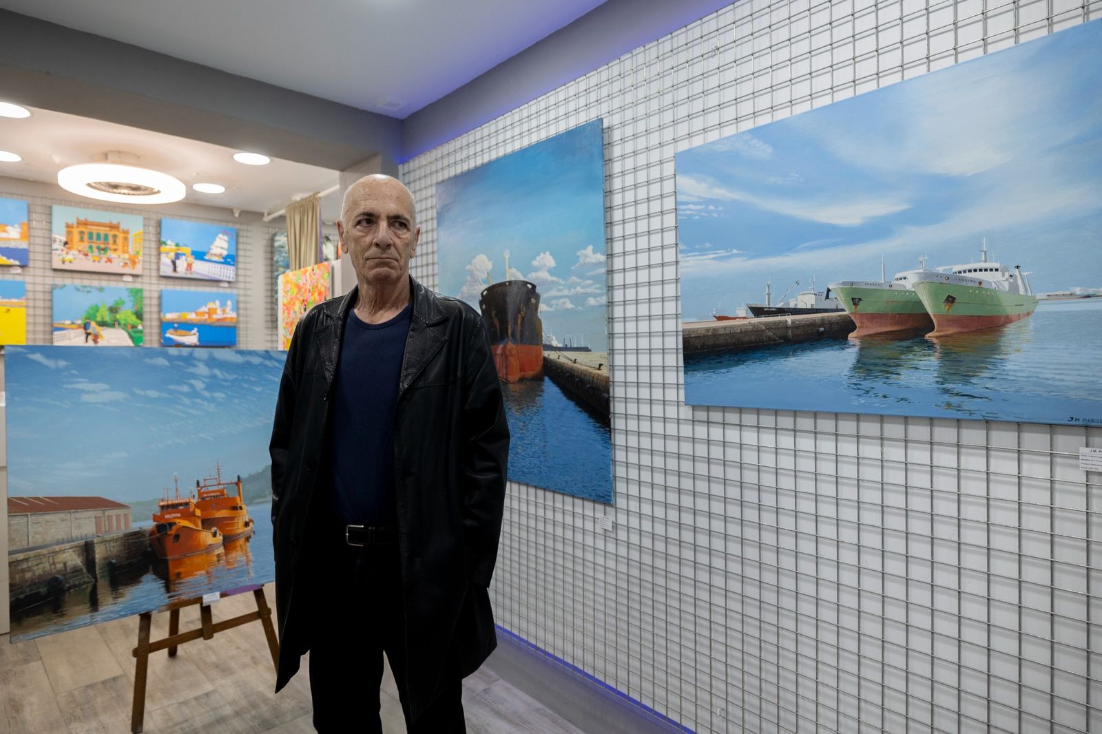 José Manuel Pazos, ante algunas de sus obras, en Clastia Gallery, en la calle Rosario, 33, de Cádiz.