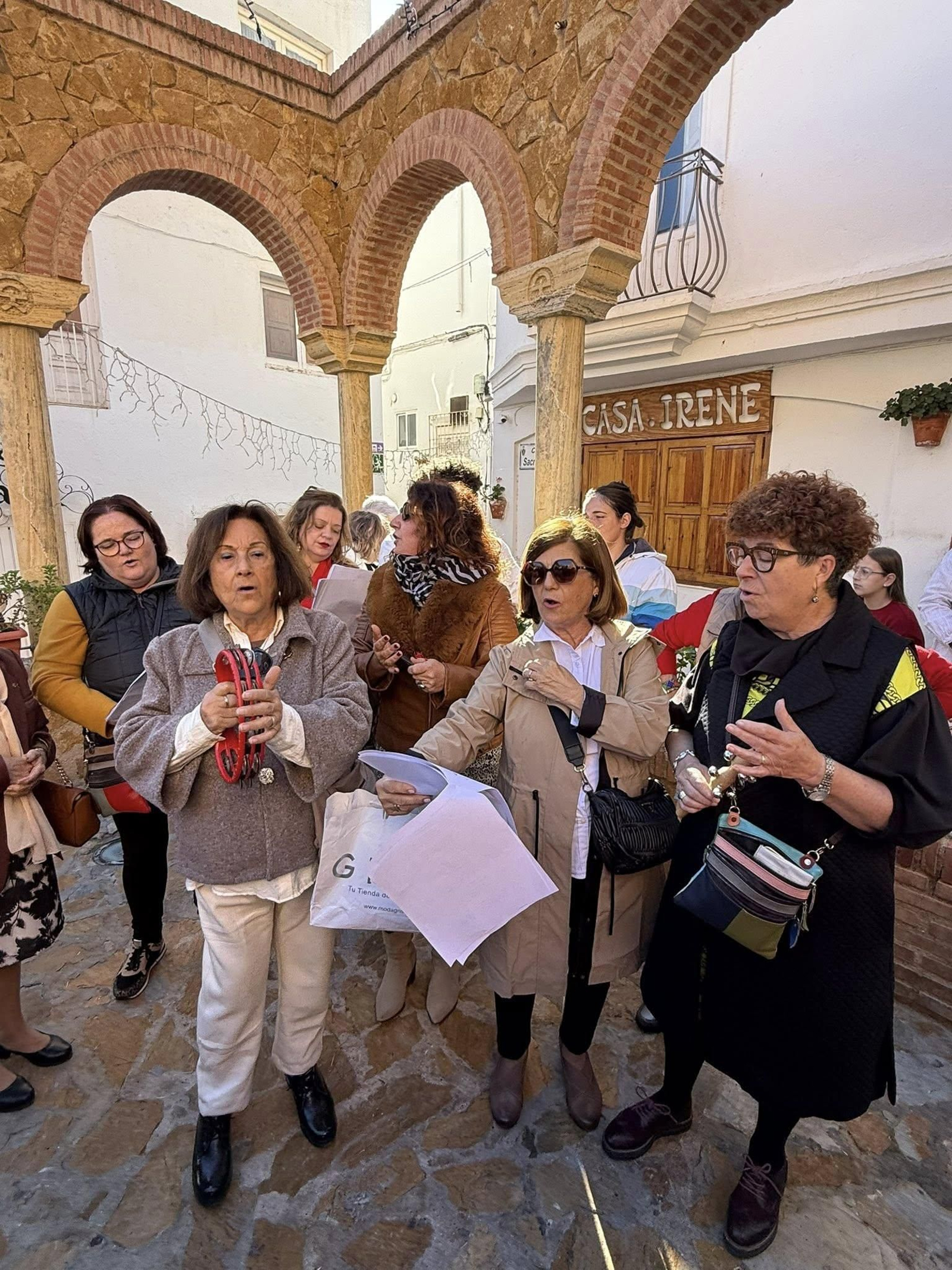 Así fue la inauguración del Belén Municipal de Mojácar entre villancicos y dulces navideños