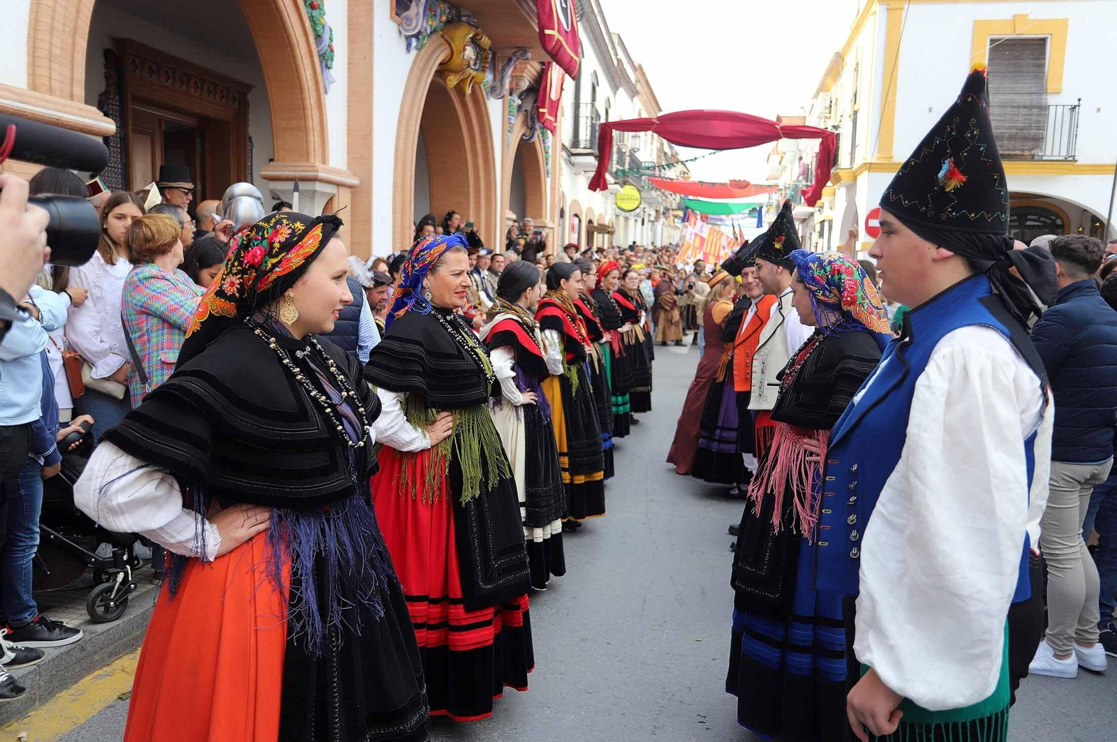 Imágenes del gran ambiente en la Feria Medieval de Palos de la Frontera, Huelva