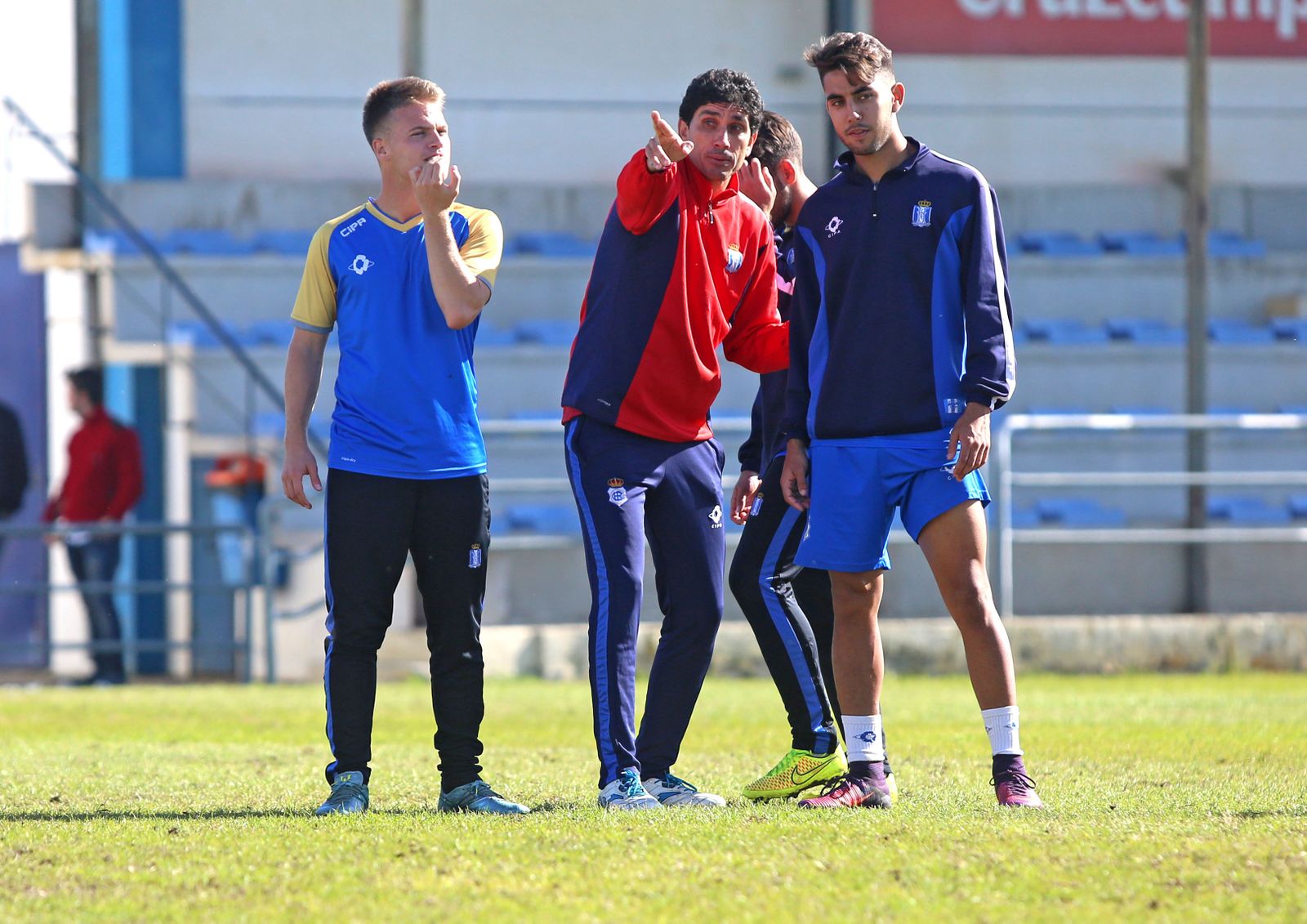 Juan Manuel Pavón da indicaciones a Ernesto y Diego Altamirano, dos jugadores con opciones de sumar minutos el domingo.