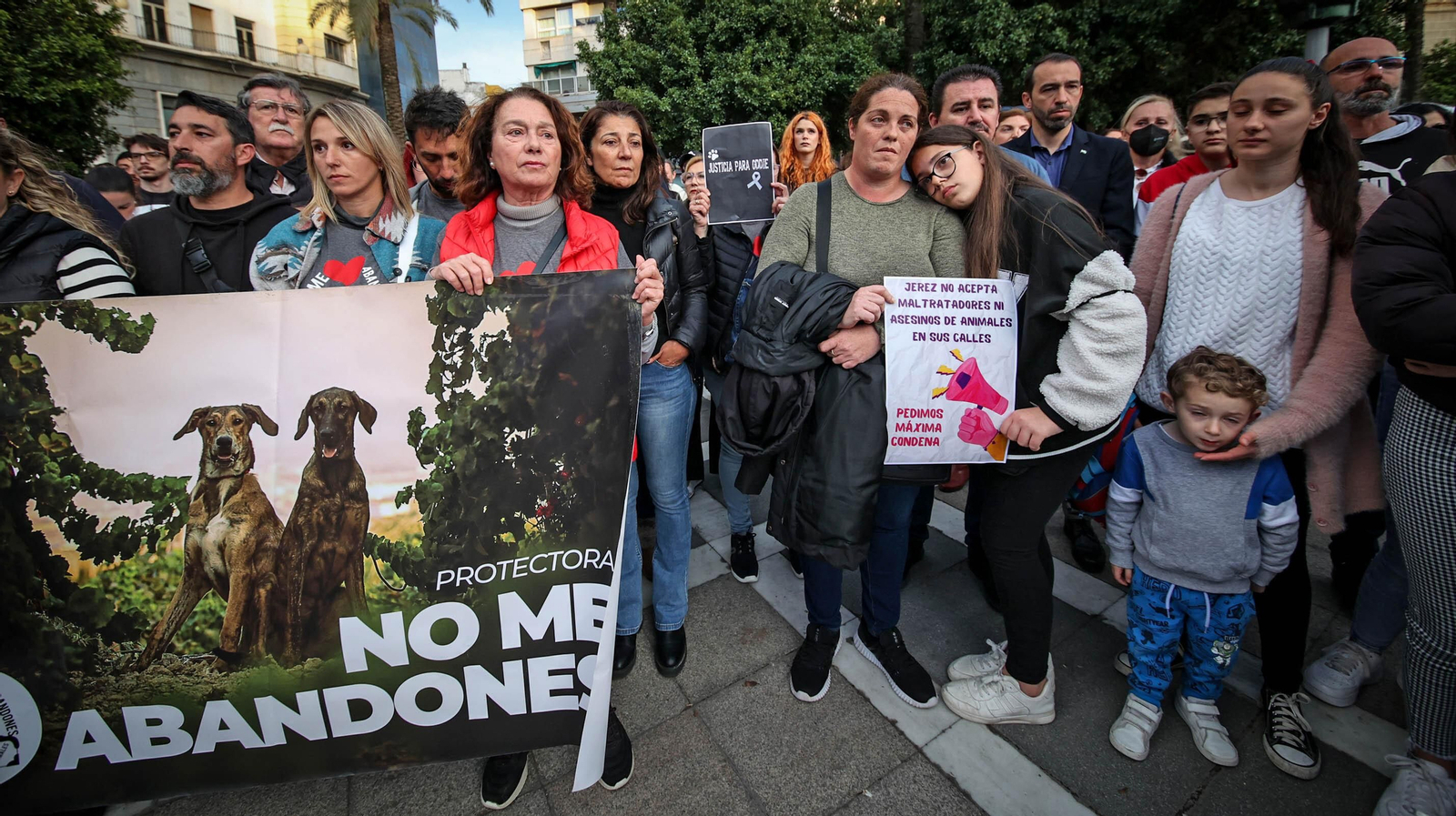Protestas por el asesinato del perrito 'Oddie' en Jerez