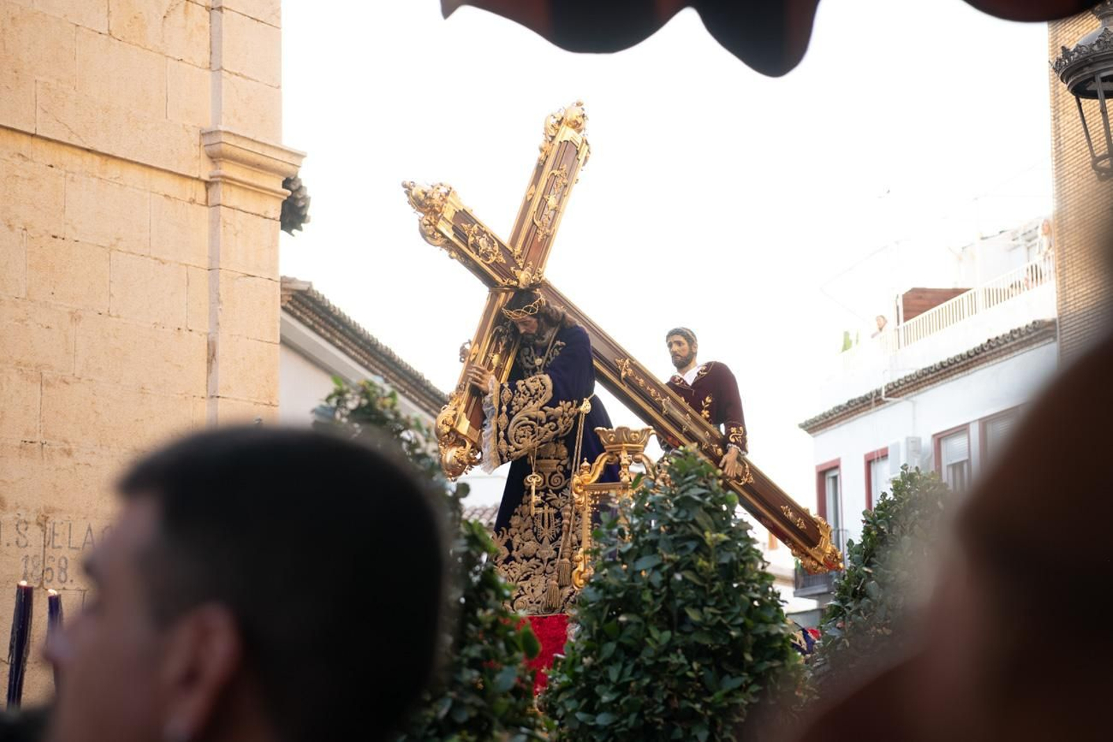 Una marea de devoción inunda Jaén al paso de la Magna, en imágenes