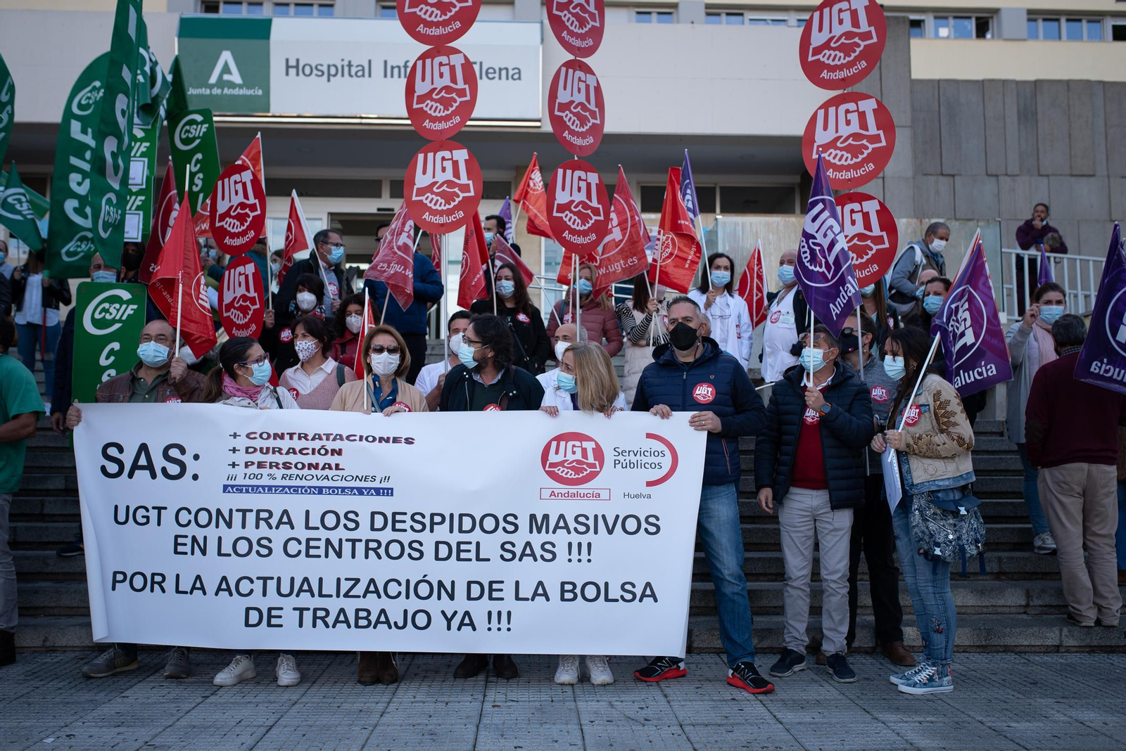 Imágenes  de la concentración sindical de sanitarios en el Infanta Elena