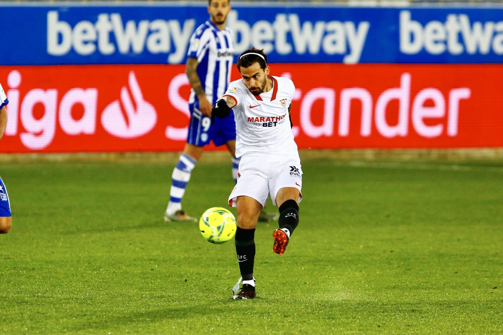 Suso le pega con todo para marcar el golazo en el uno a dos.