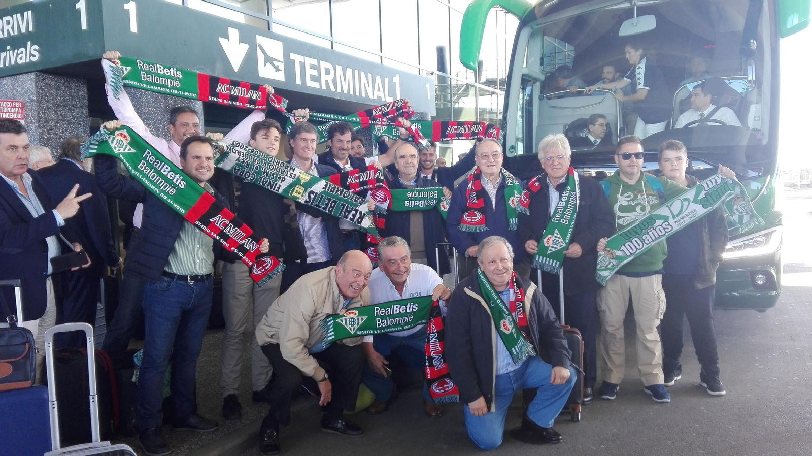 Un grupo de aficionados del Betis posa en el aeropuerto de Milán.