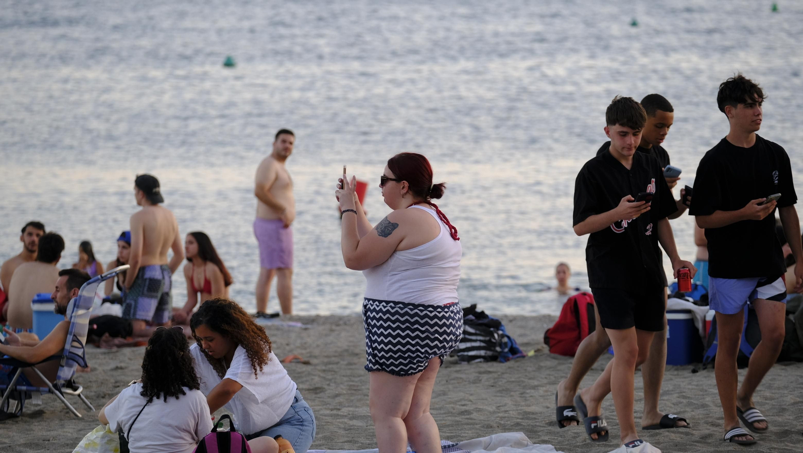 Imágenes de las hogueras de la Noche de San Juan en Almería capital